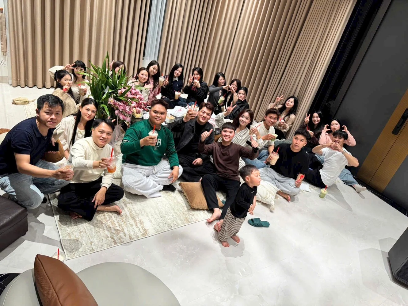 Đội ngũ Uptrend Agency cùng nhau trong một buổi gặp mặt