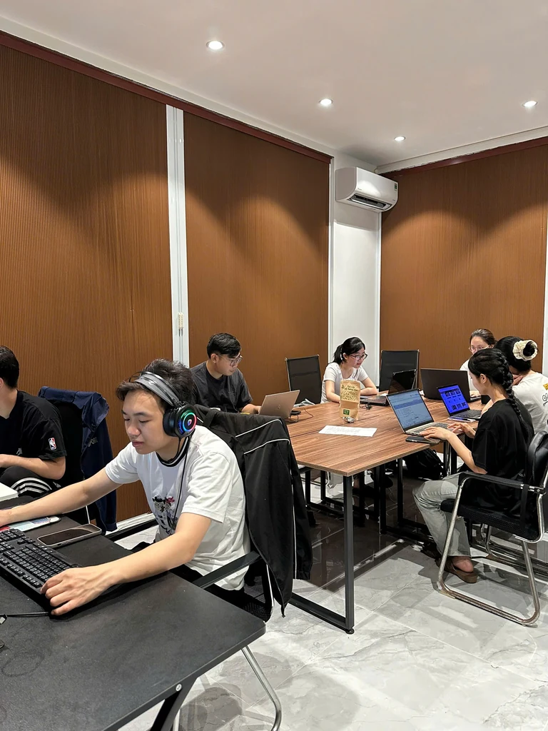 Đội ngũ Uptrend làm việc tại văn phòng