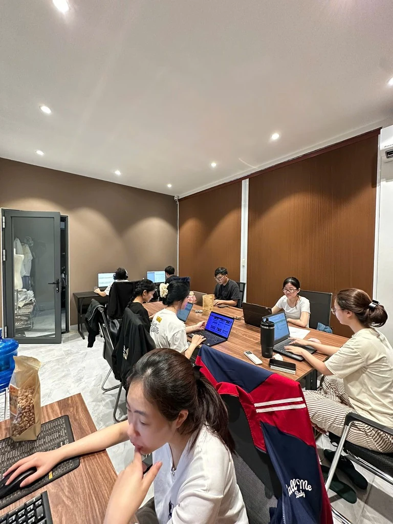 Đội ngũ làm việc tại văn phòng Uptrend